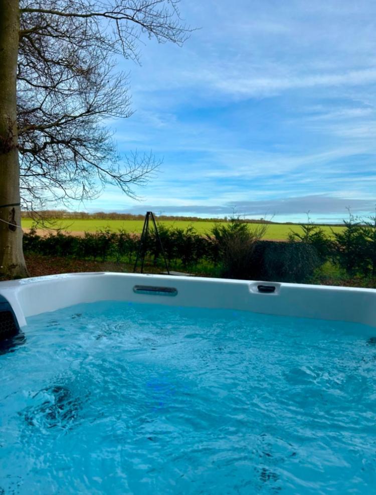 Woodpecker With Hot Tub *