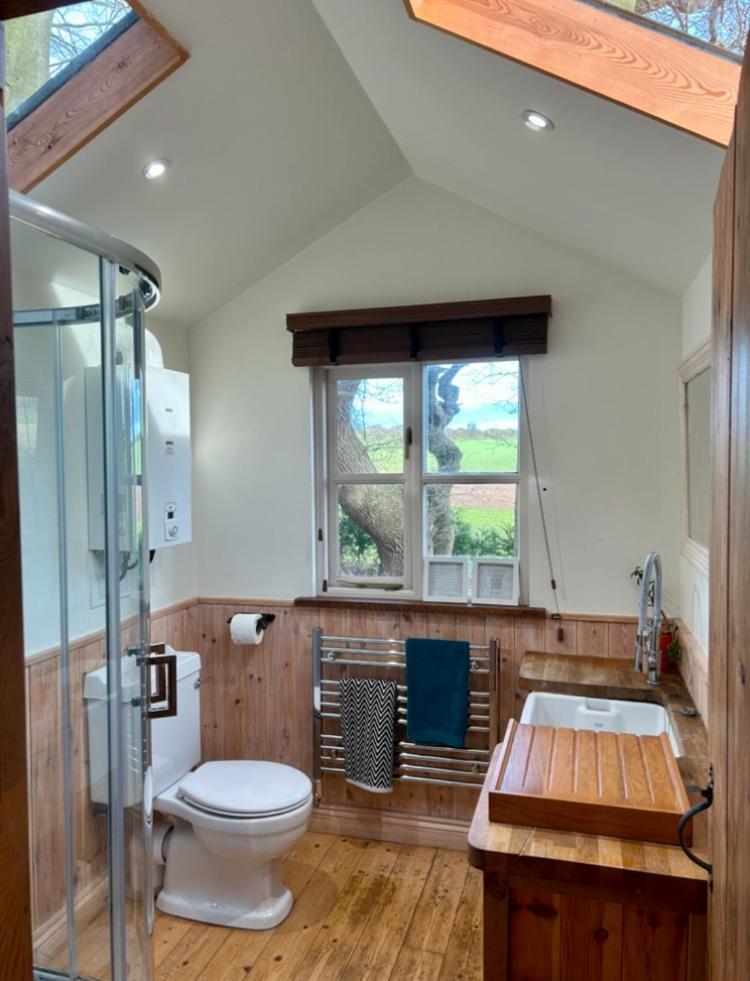 Woodpecker With Hot Tub * King's Lynn